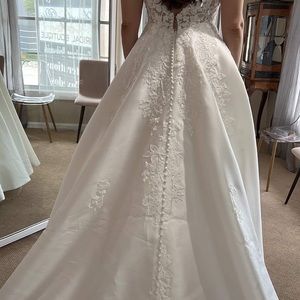 Never worn - Brand New Martina Liana Wedding Dress ‘1075’